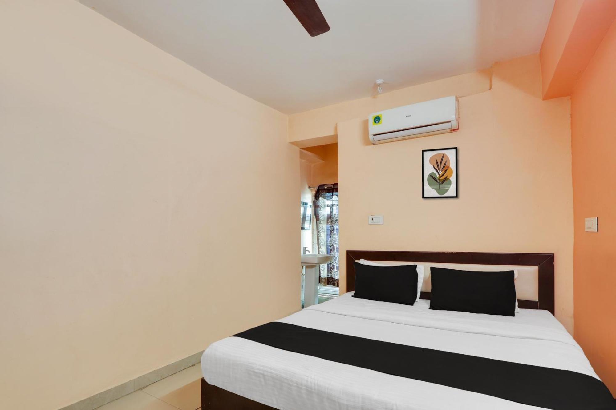 OYO 71906 Grand Hotel And Lodge Sangareddy Exterior foto